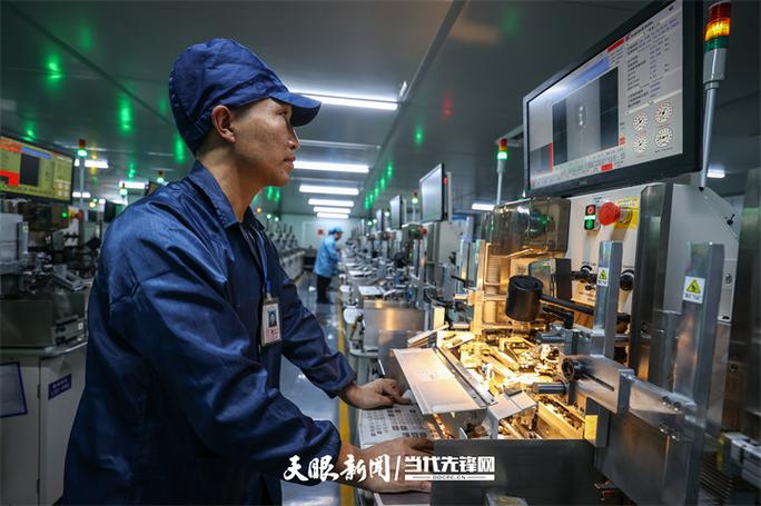 工人在位于贵州致福光谷产业园的贵州联尚科技生产车间进行